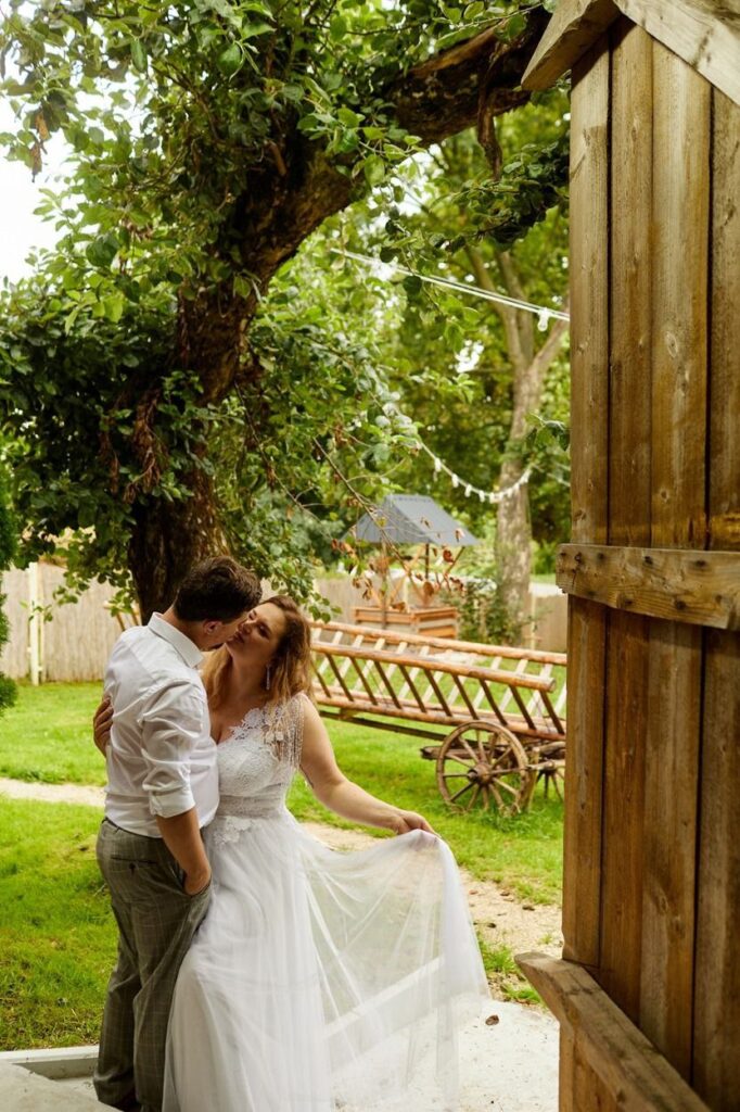 Para młoda na weselu w stodole